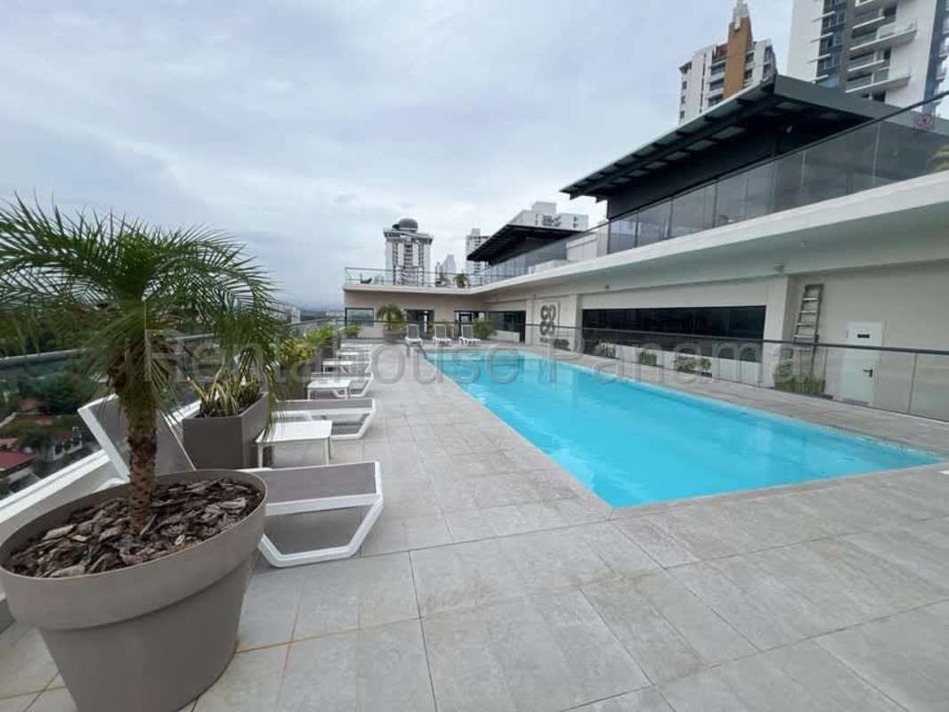Rooftop infinity pool and jacuzzi area at PH Coco del Mar Sky Tower Panama City
