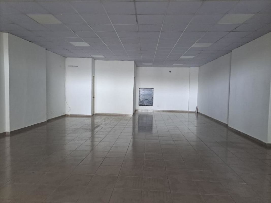Empty commercial space with tiled floor and drop ceiling PH Misty Hills Panama