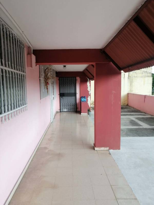Simple open kitchen with tile backsplash, breakfast bar and ventilation window in PH Los Alamos Panama