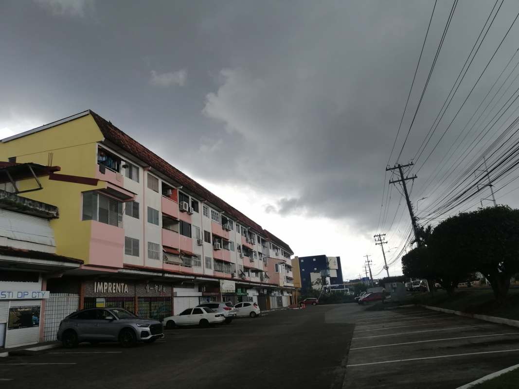Covered gated model entry with tiled walkway PH Los Alamos Panama