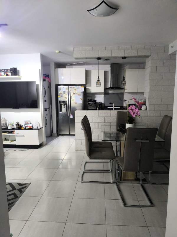 Master bedroom featuring ample closet space and city views in PH Metropolitan Park Vista Hermosa Panama