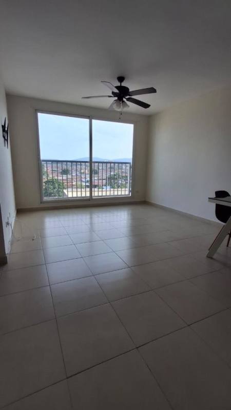 Bedroom with window and built-in closet at PH Torres de Versalles Panama City