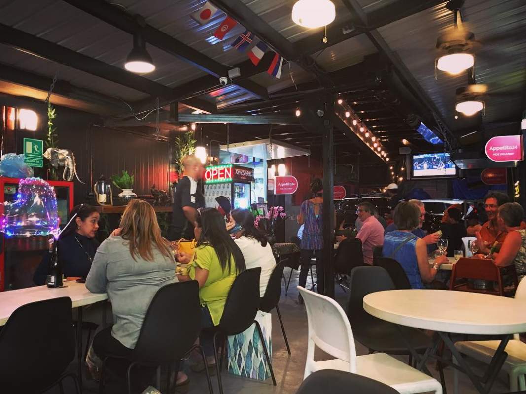 Industrial rustic restaurant counter with wooden paneling Food Bazaar El Cangrejo