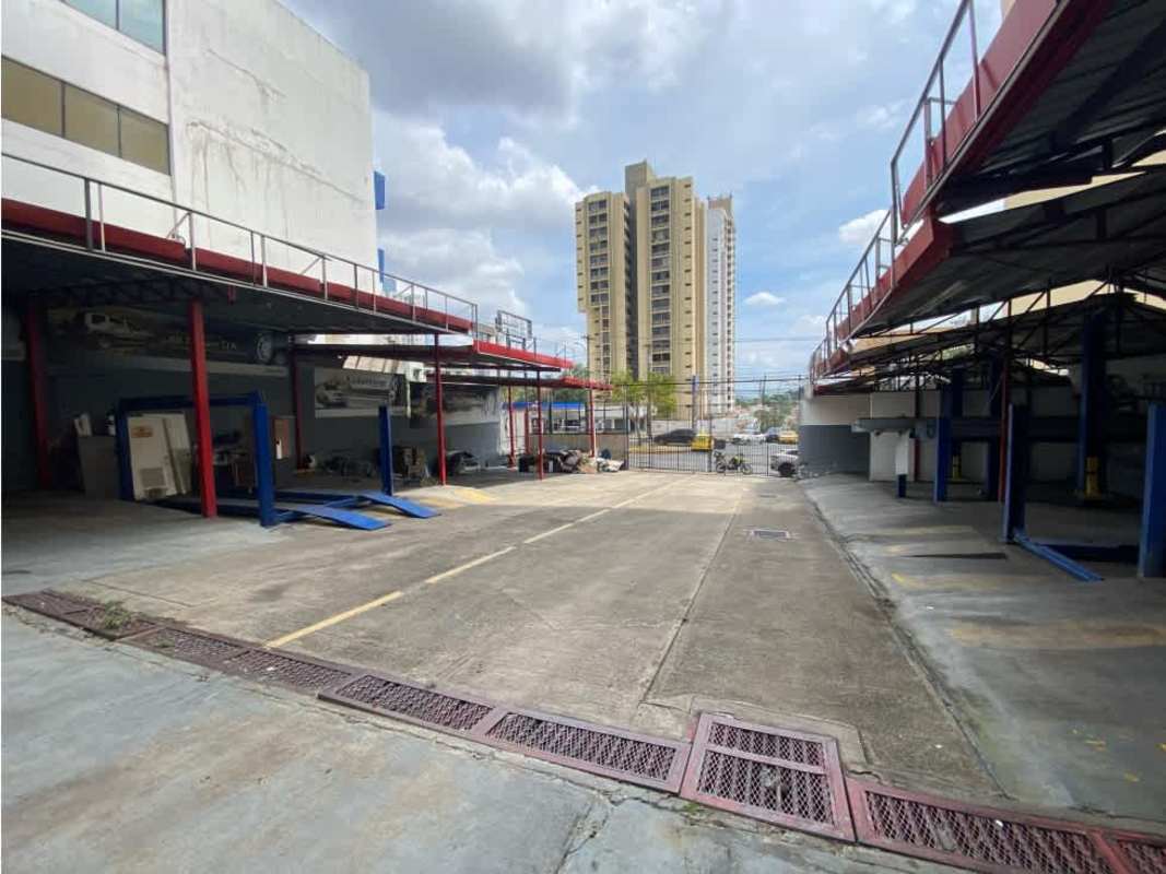 Exterior commercial warehouse with covered truck bays and parking on 12 de Octubre Panama