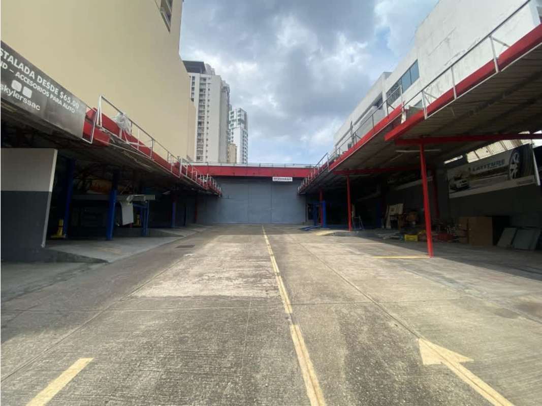 Concrete outdoor loading and driveway commercial zone 12 de Octubre Panama City