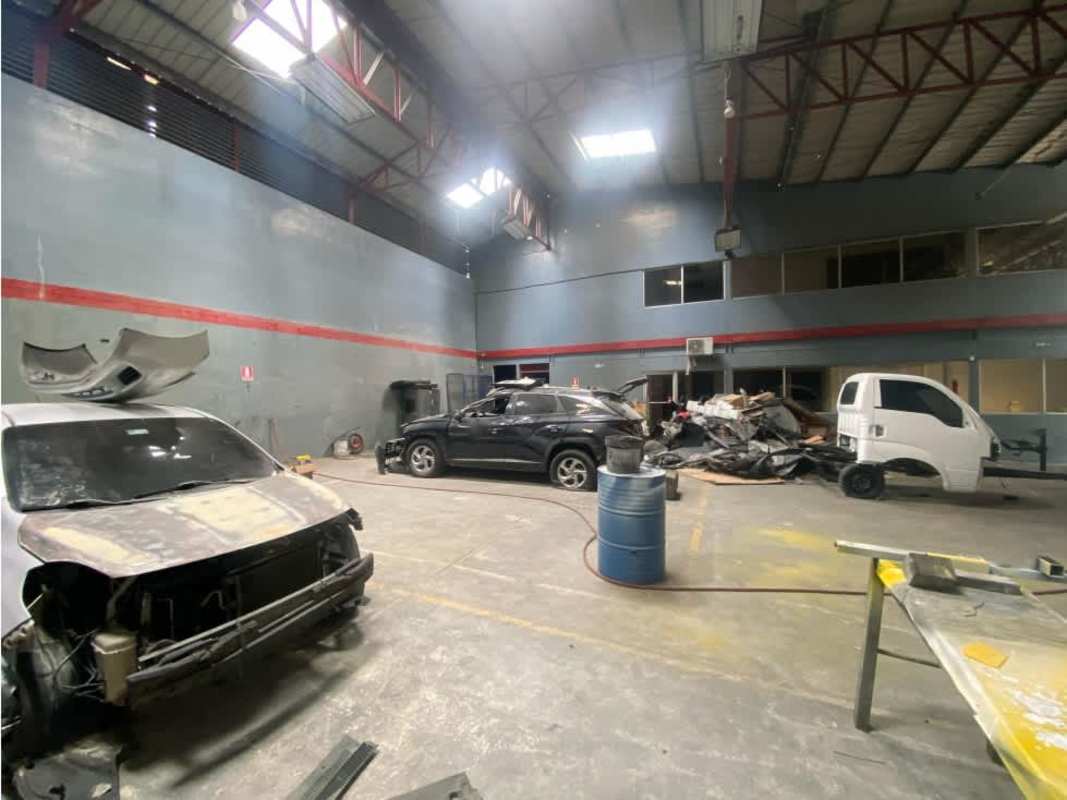 Large industrial interior space high ceilings commercial warehouse 12 de Octubre avenue Panama