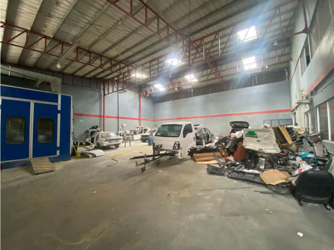 Inside garage workshop space with industrial lighting and concrete flooring in 12 de Octubre Panama