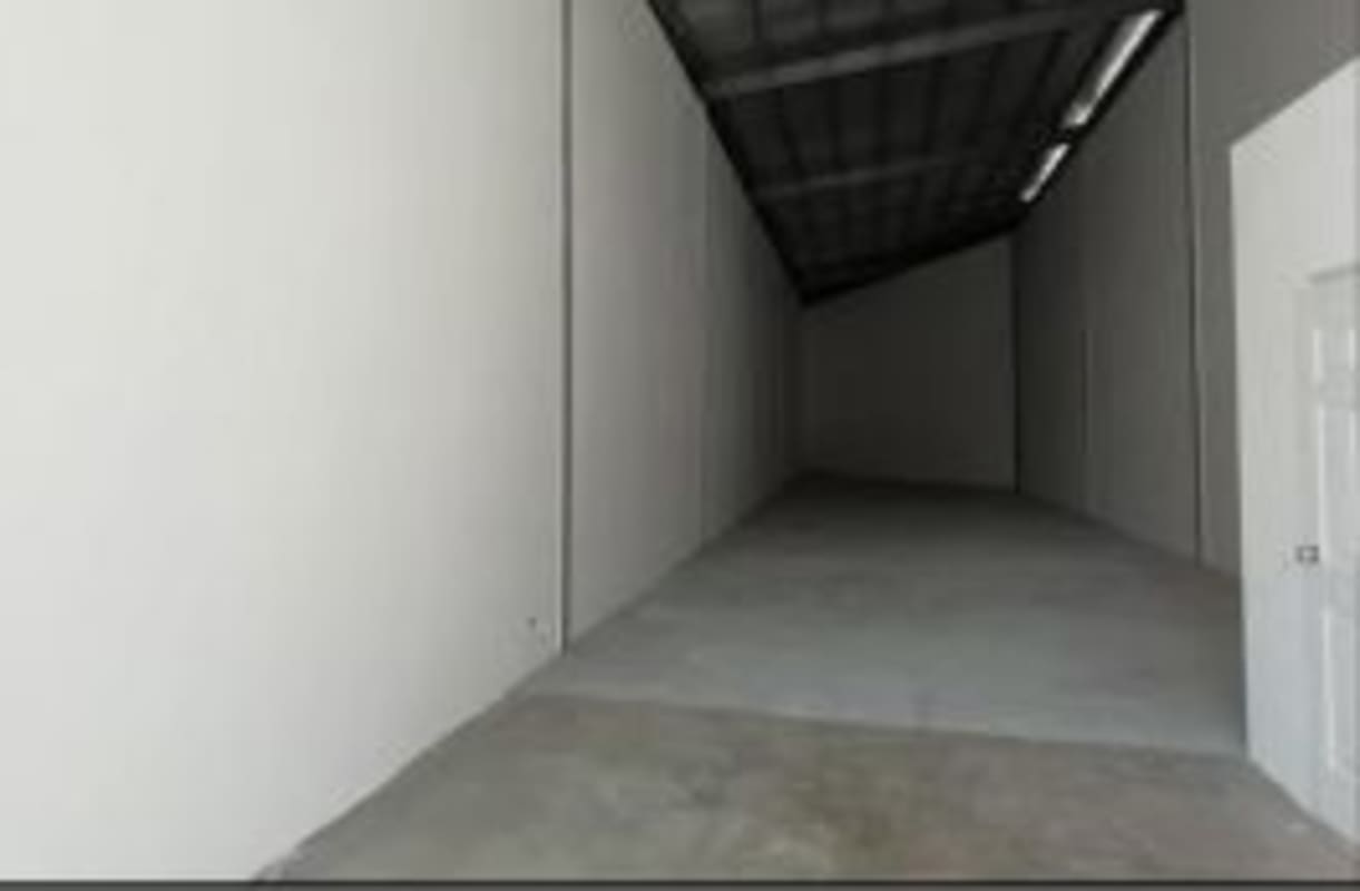 Spacious warehouse interior with concrete floors and high ceilings for rent in Costa del Este Panama