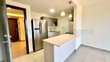 Spacious bedroom featuring AC, walk-in closet and window with green view in PH Madeira Panama