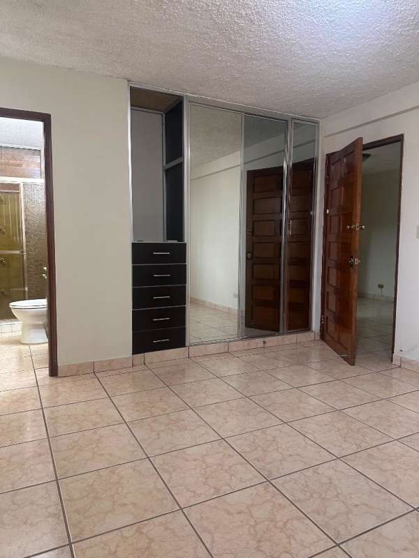 Bedroom with mirrored closet doors PH Vía Israel Apartment Rental Panama