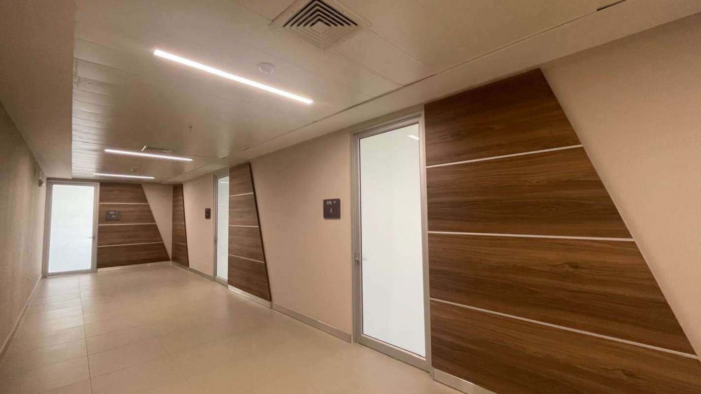 Modern lobby with seating area at Town Center Costa del Este medical tower Panamá