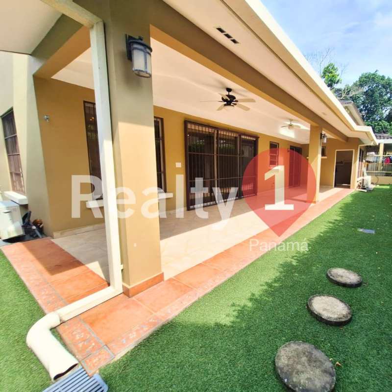 Empty bedroom tiled floor large windows split AC ceiling light PH Embassy Gardens Clayton Panama