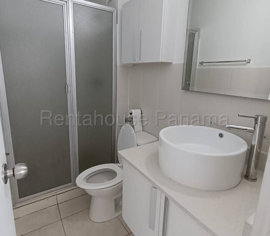 Bedroom with white built-in closet and tile floor in PH Llano Bonito Don Bosco Panama City