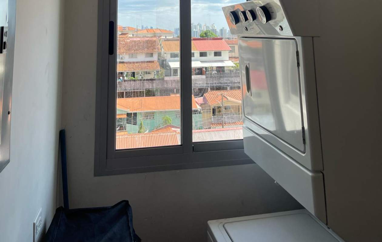 Modern kitchen with granite countertops, cabinets, gas stove in PH Bella Natura Los Andes