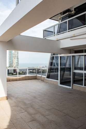 Master bedroom with panoramic windows in PH Ocean Park Punta Paitilla Panama