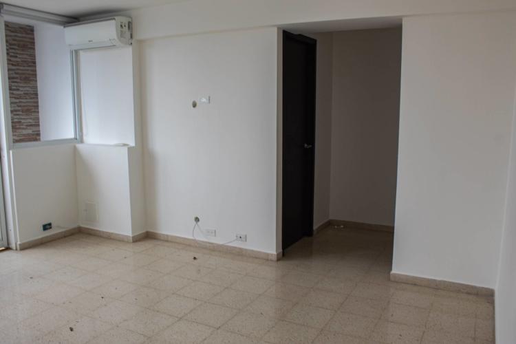 Modern bathroom with large mirror and walk-in shower in PH Ocean Park Punta Paitilla Panama