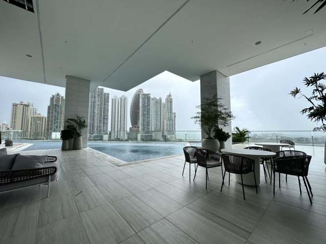 Covered terrace and infinity pool overlooking Panama city skyline at PH Yacht Club Tower Punta Paitilla