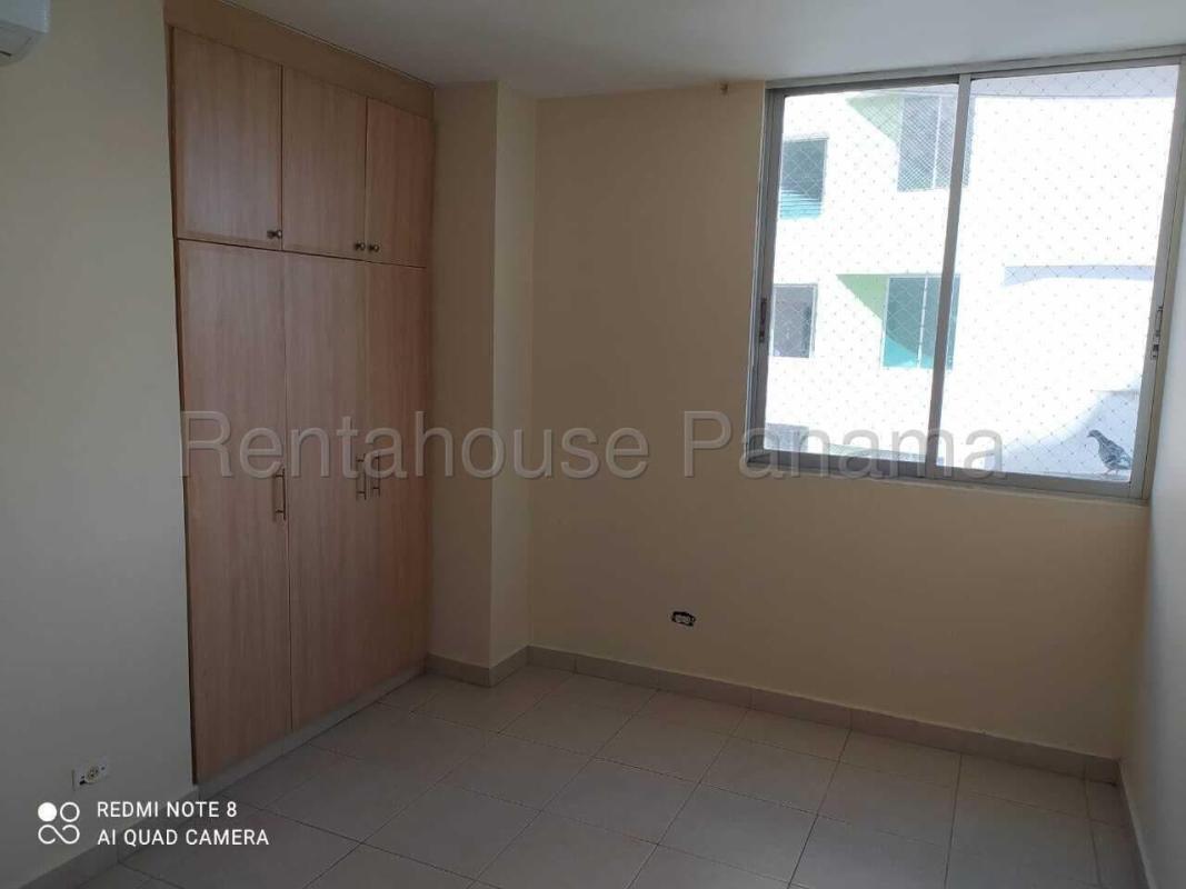 Empty bright bedroom with closets and mountain view PH Green Park Panama