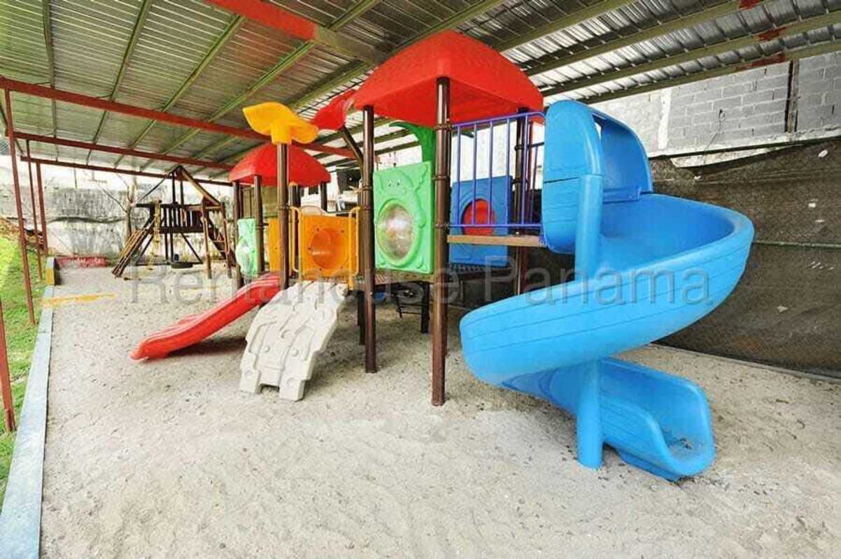 Children's play area with multicolor play sets at PH Green Park Condado del Rey