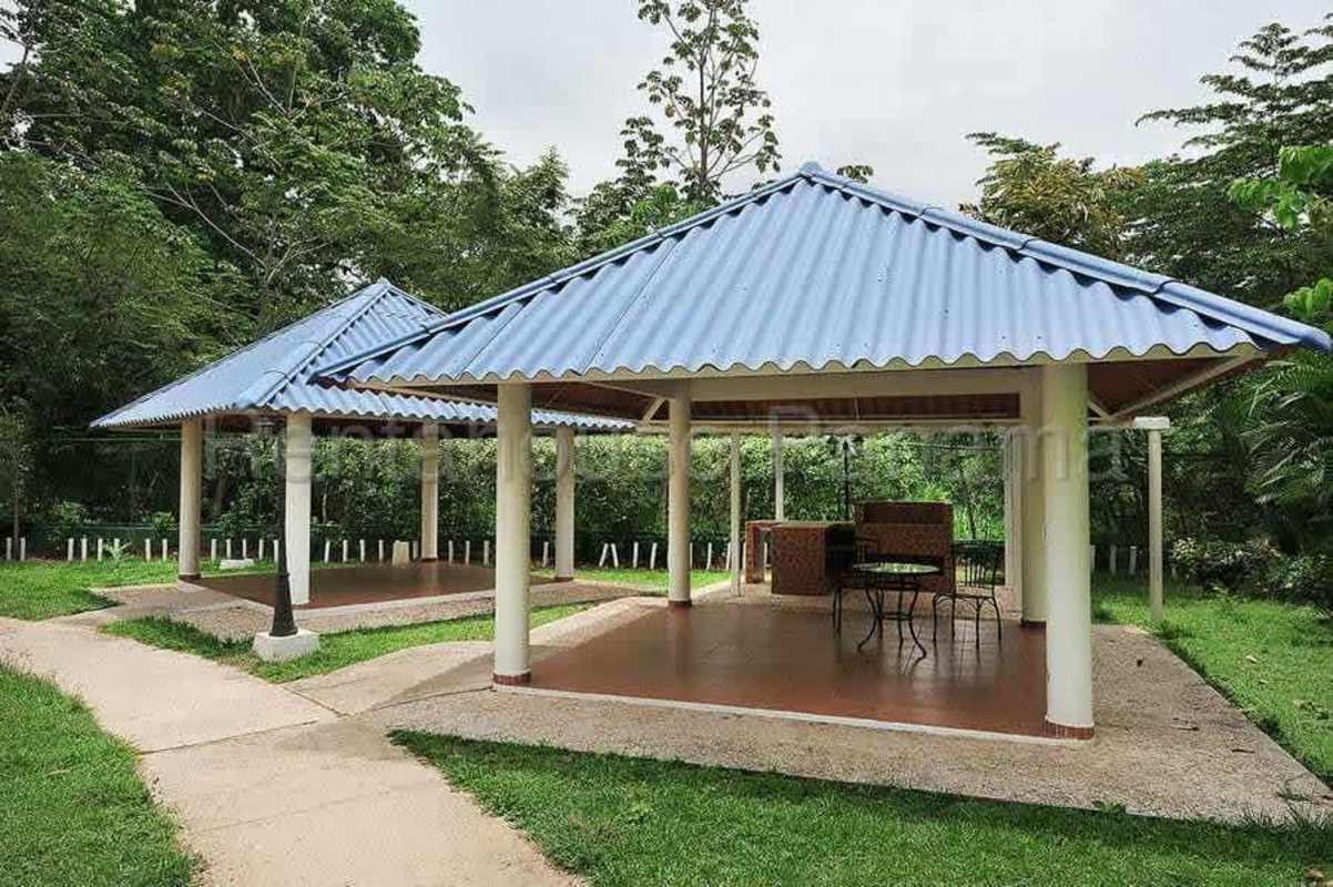 Covered gazebos with blue roofs in green garden areas PH Green Park Condado del Rey