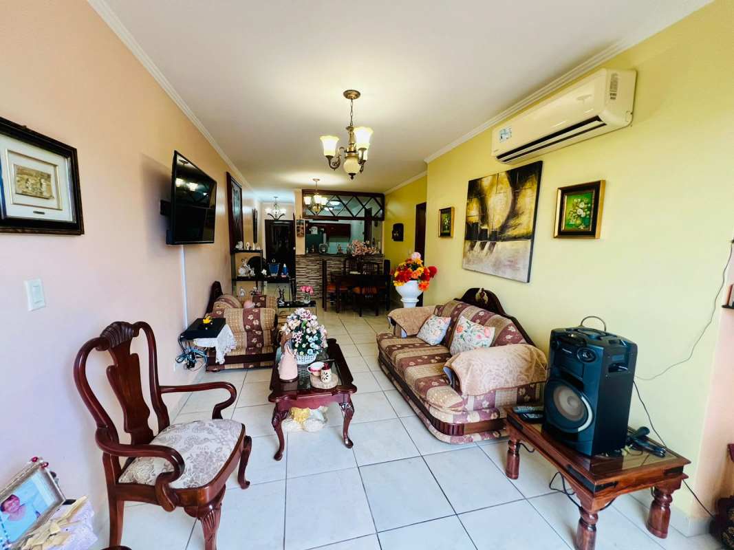 Spacious living-dining area with ceramic tile floors, air conditioning and natural light in Betania Panama