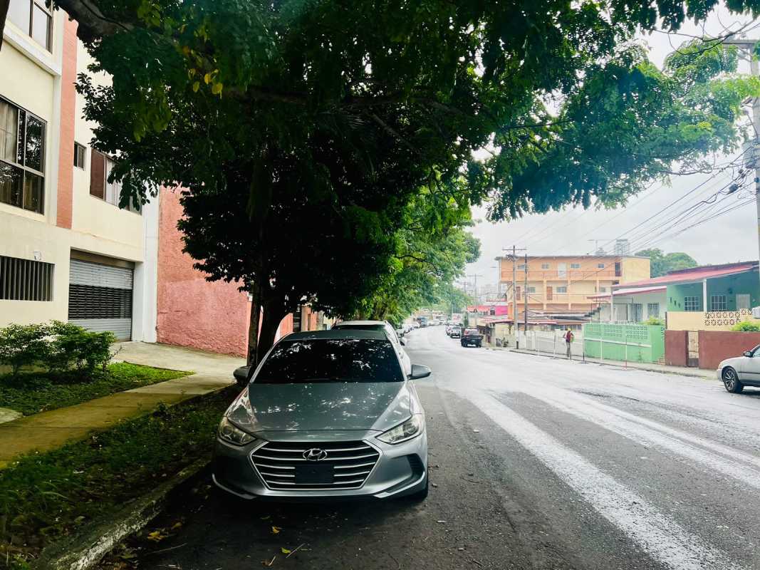 Traditional bathroom with glass shower, sink and mirror Betania Betania Garden