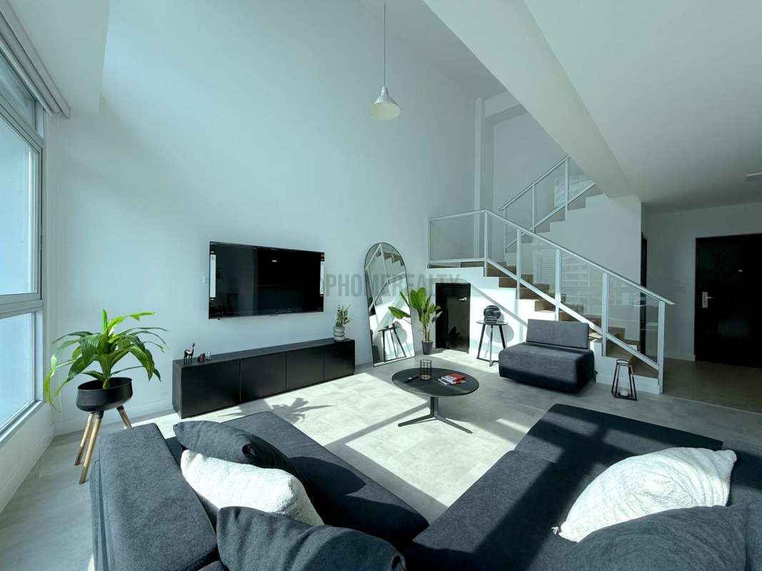 Loft-style master bedroom overlooking Panama skyline with large windows in PH BICSA Tower