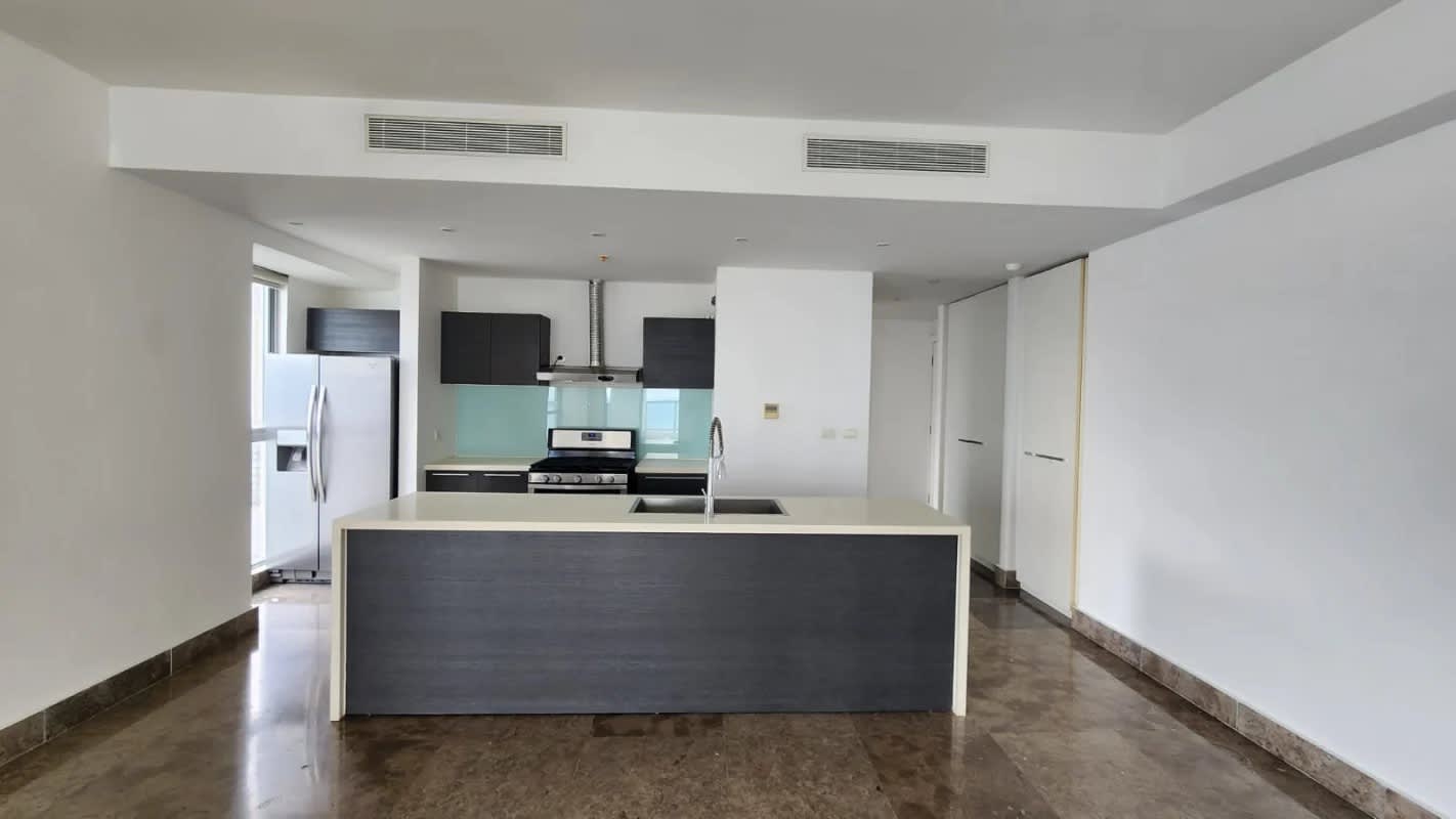 Modern kitchen with large island and built-in appliances in PH Yoo & Arts Panama City