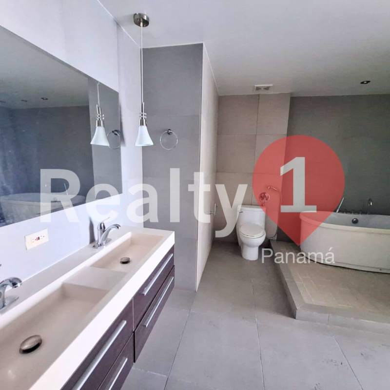 Modern bathroom with glass-enclosed shower in PH Yacht Club Avenida Balboa Panama