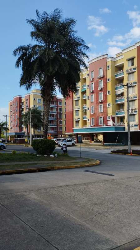 Modern updated kitchen with tile backsplash in PH Torres de Milán Betania Panama