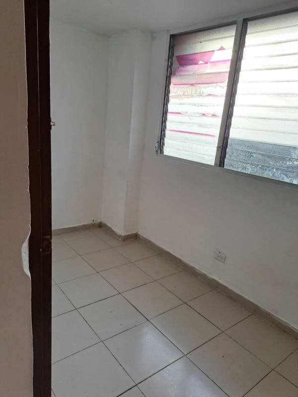 Bathroom with glass enclosed shower, ceramic tile floor in affordable condo near 12 de Octubre metro station Panama