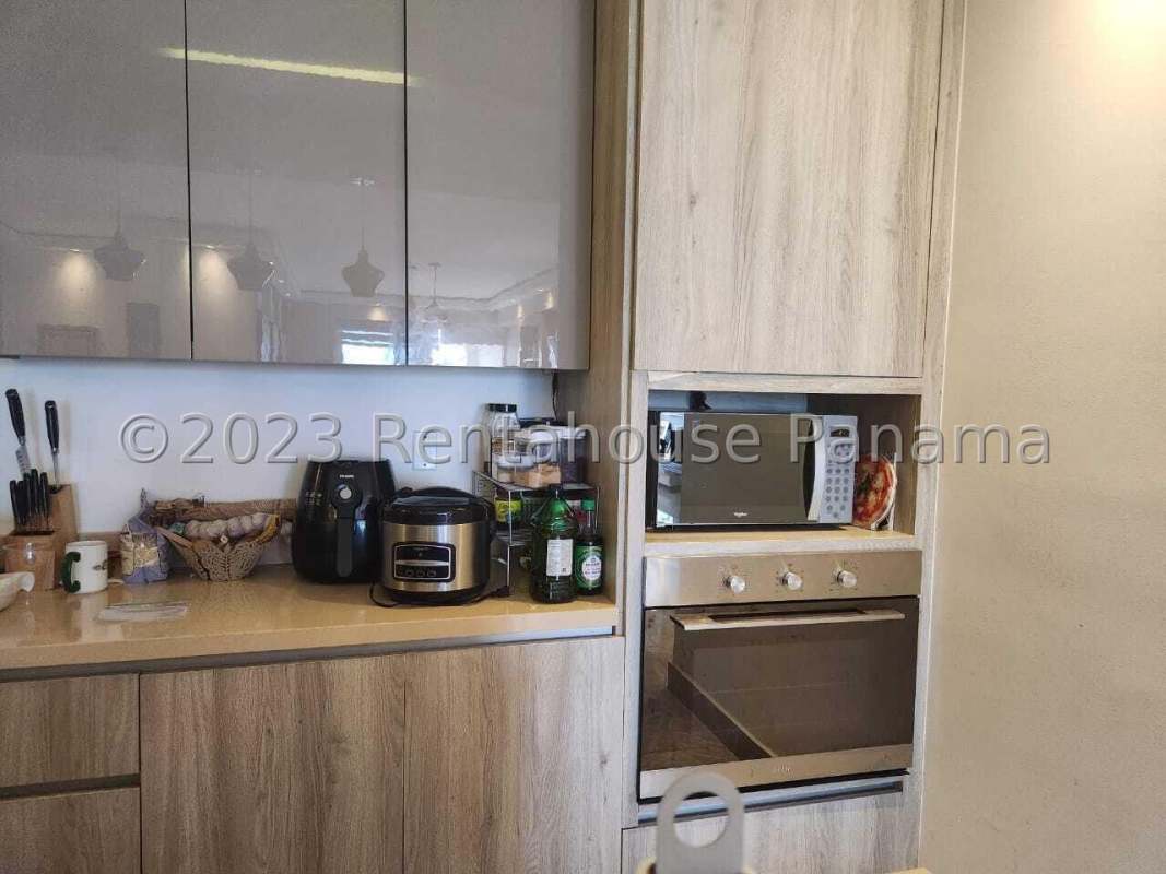 Spacious master bedroom with windows and skyline view PH San Francisco Bay Panama