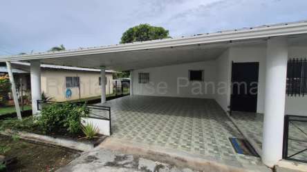 Covered patio and carport with concrete floor, utility sink in house La Floresta David Chiriquí