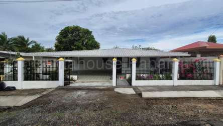 Single-story house with white fence and driveway gate in Urbanization La Floresta David