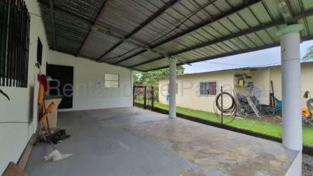 Covered parking area with metal roof and adjacent yard in La Floresta David Chiriquí
