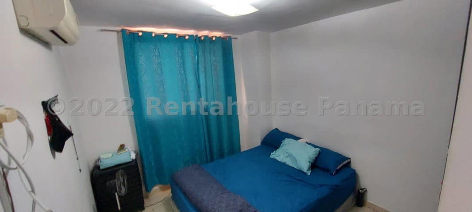 Bathroom with beige tiles, granite vanity countertop and shower PH Parque Lefevre Panama