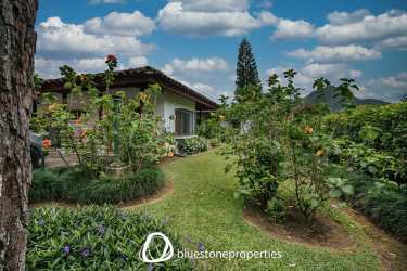 Large landscaped garden, mountain backdrop, covered patio tropical traditional house El Valle Panama