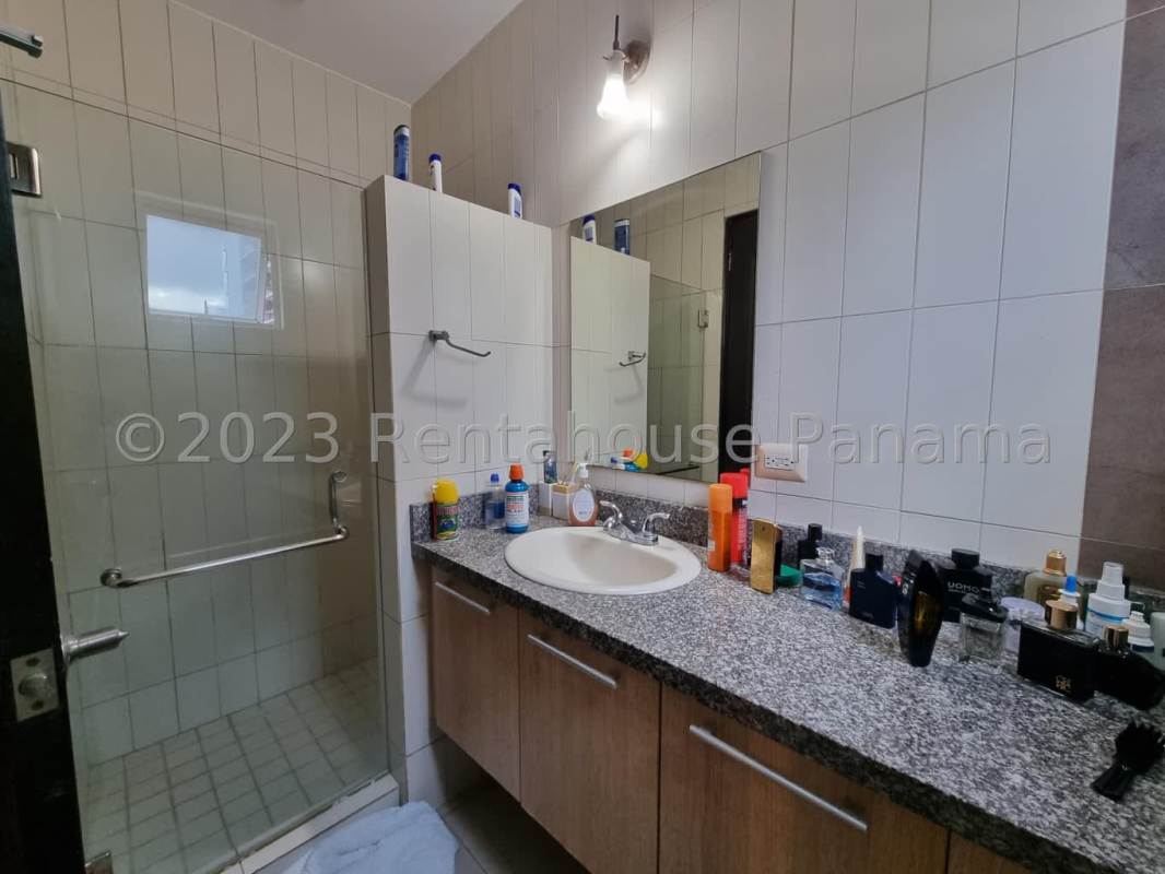 Infinity swimming pool overlooking Panama skyline at San Francisco Bay Tower