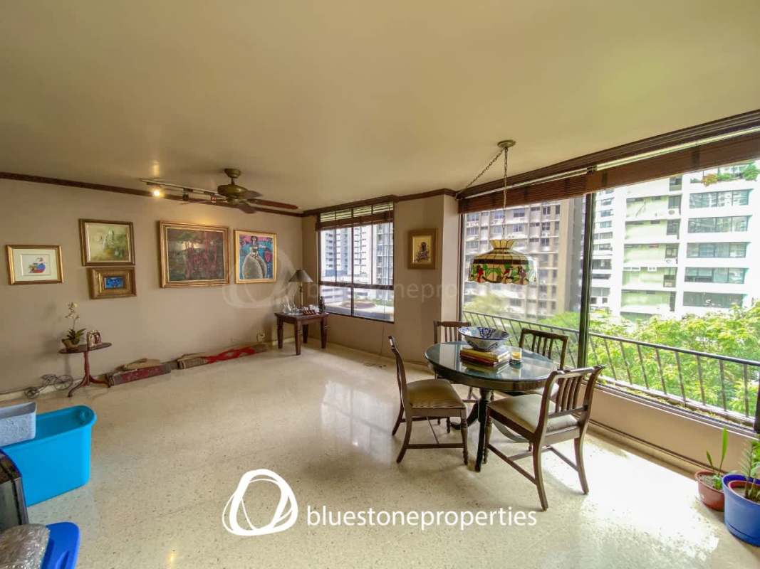 Bright dining area with large windows overlooking Panama City PH Costa Azul Marbella