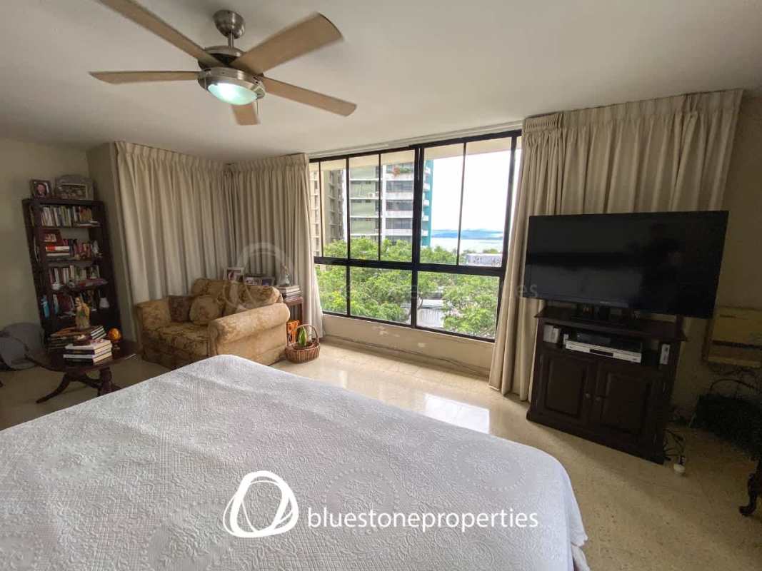 Remodeled kitchen with granite countertops and traditional cabinets in apartment Marbella Panama