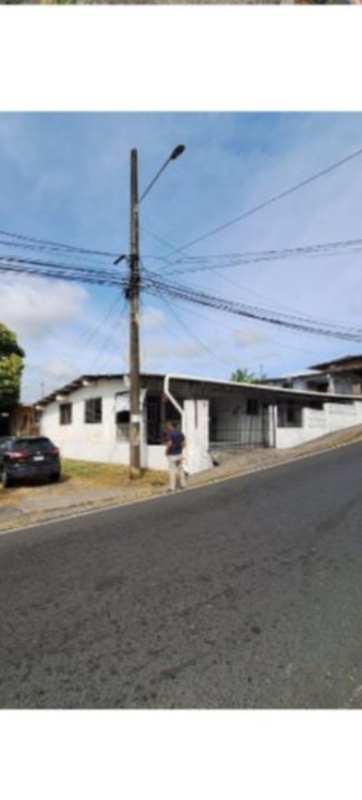 Single-story white house with gated entrance and driveway for sale in Monte Oscuro Panama City