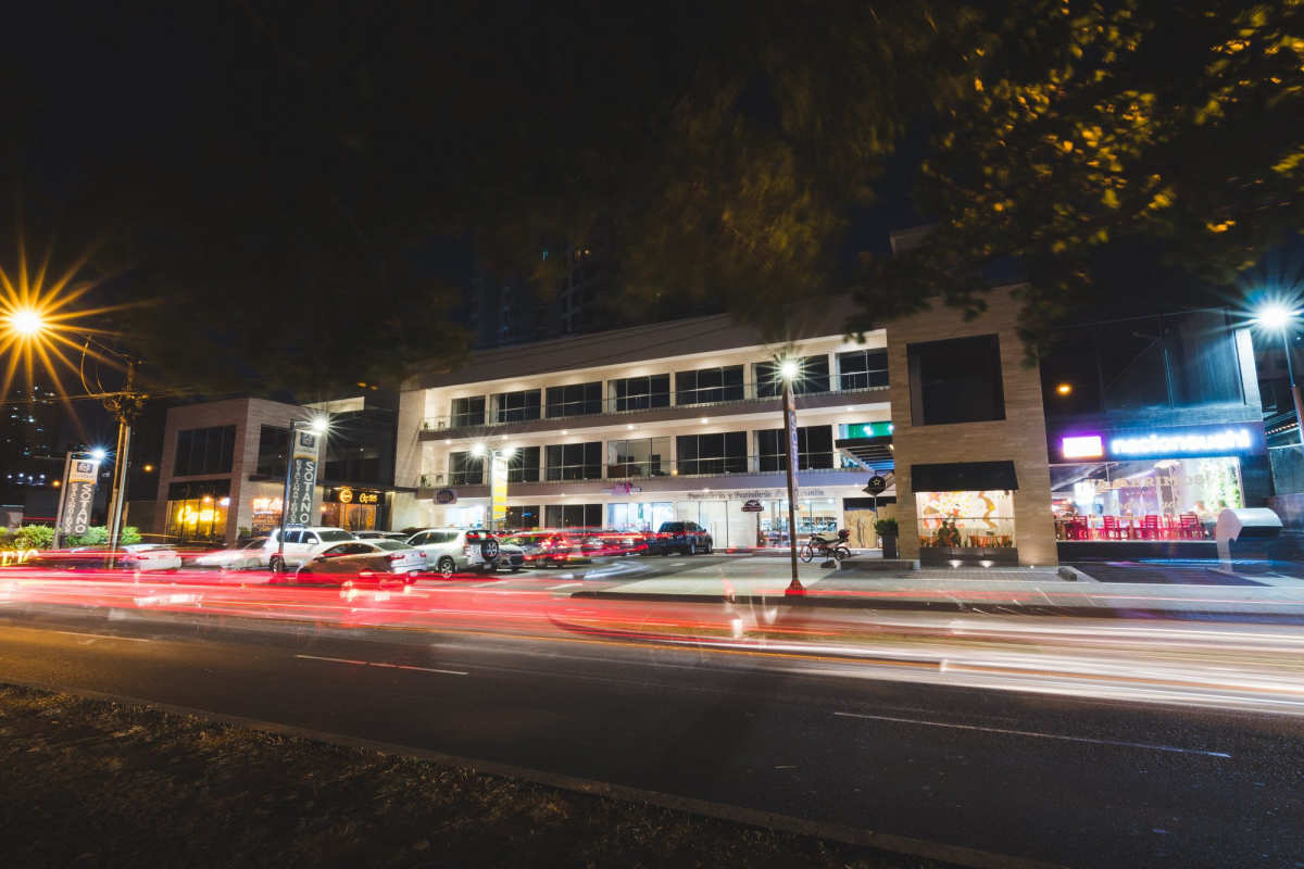 Storefront for rent in Plaza El Cangrejo with glass façade on Via Argentina