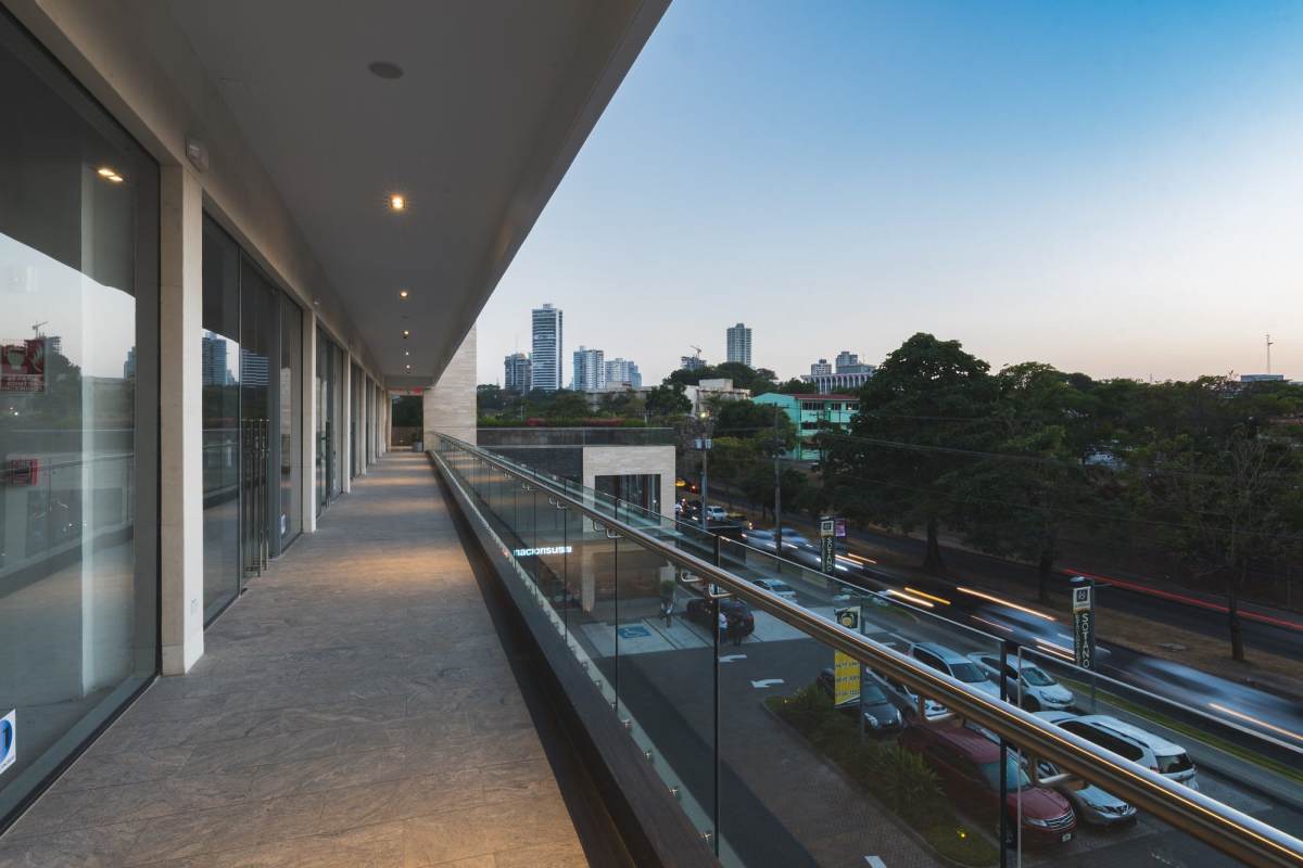 270 square meter commercial unit frontage glass storefront Plaza El Cangrejo Via Argentina