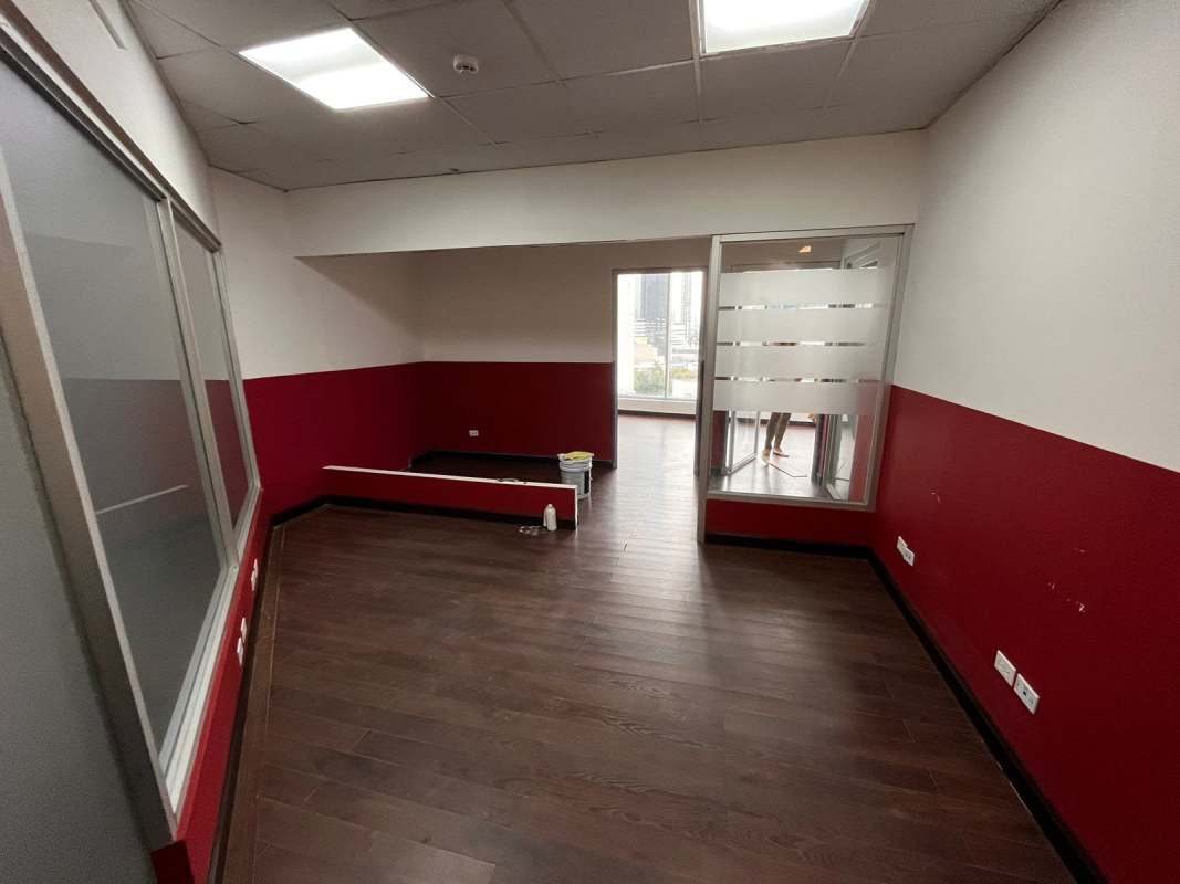 Unfurnished office space with floor to ceiling windows overlooking Panama skyline in Torre Banesco