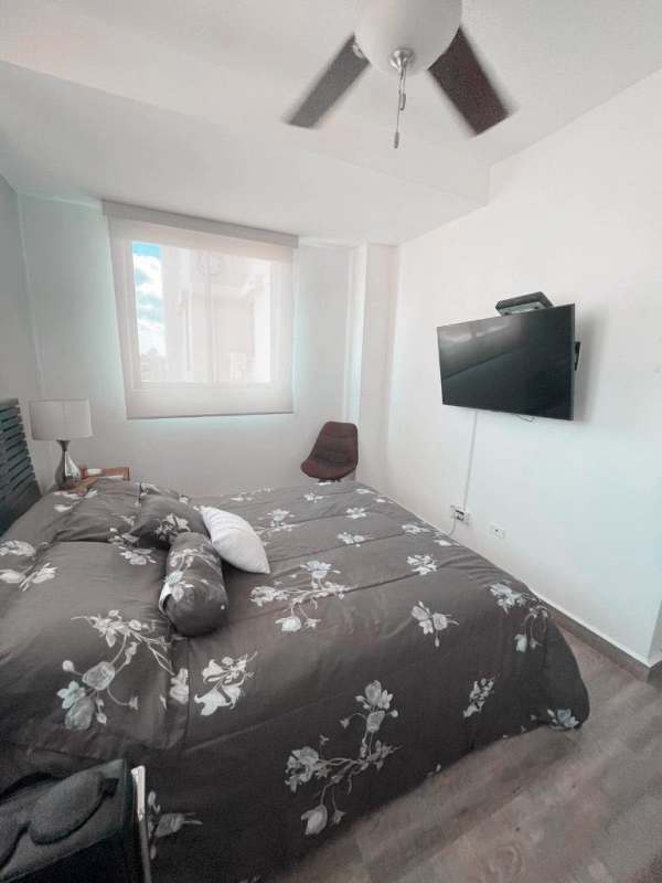 Bedroom with built-in wardrobe, AC, ceiling fan, laminate flooring in PH El Doral 12 de Octubre Panama