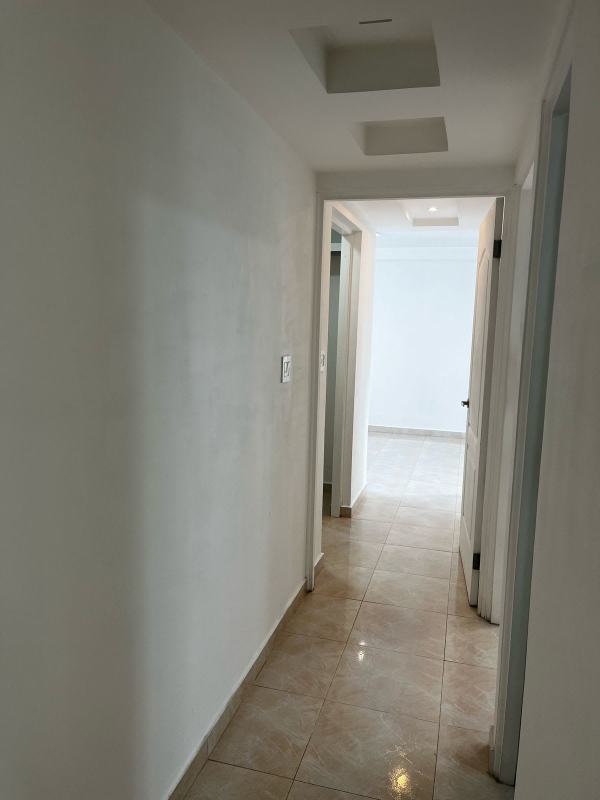 Bedroom with large window and tile floor in PH El Mare Edison Park Panama