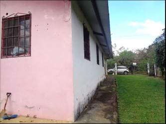 Covered front patio with columns at affordable house in Santa Fe Colón Panama