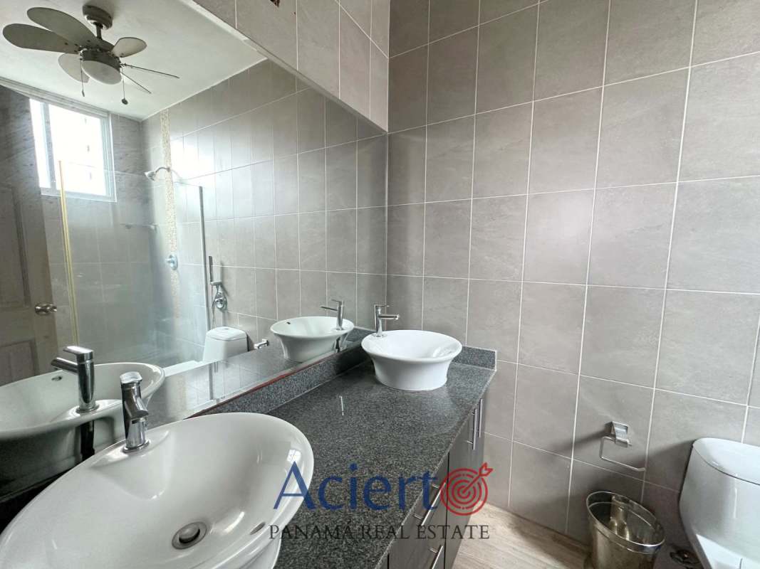 Empty modern bedroom floor-to-ceiling window in PH San Francisco Diamond Tower Panama