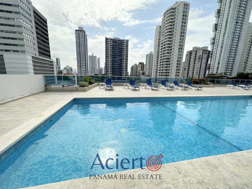 Rooftop swimming pool with city skyline San Francisco Diamond Tower Panama