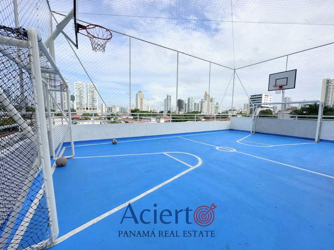 Rooftop sports court with skyline view in PH San Francisco Diamond Tower Panama